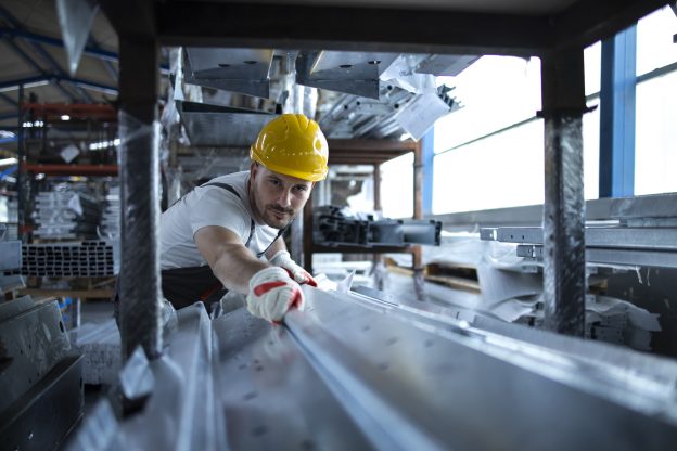 Aço de alta qualidade empilhado em uma indústria, pronto para distribuição
