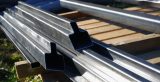 Chapas de aço galvanizado brilhantes empilhadas em galpão industrial