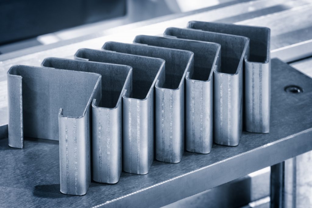 Tubos e chapas de aço galvanizado utilizados em ambiente industrial