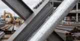 Diferença visual entre aço carbono ou galvanizado em um canteiro de obras.